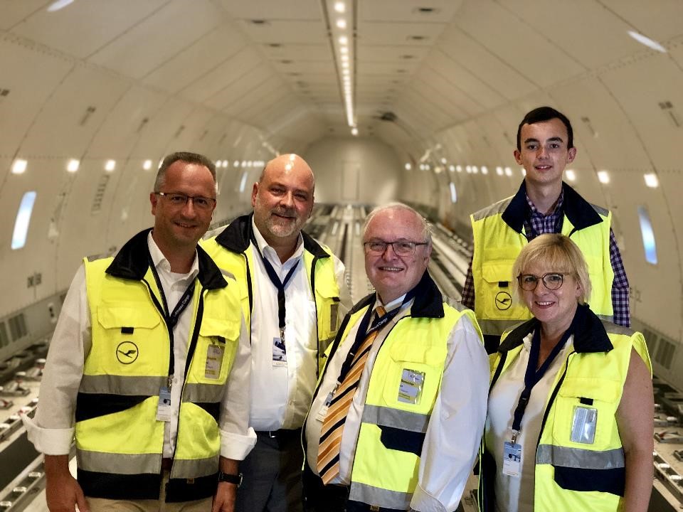 Mitglieder CDU-Arbeitskreis im Frachtraum einer LH-Cargo-Maschine 